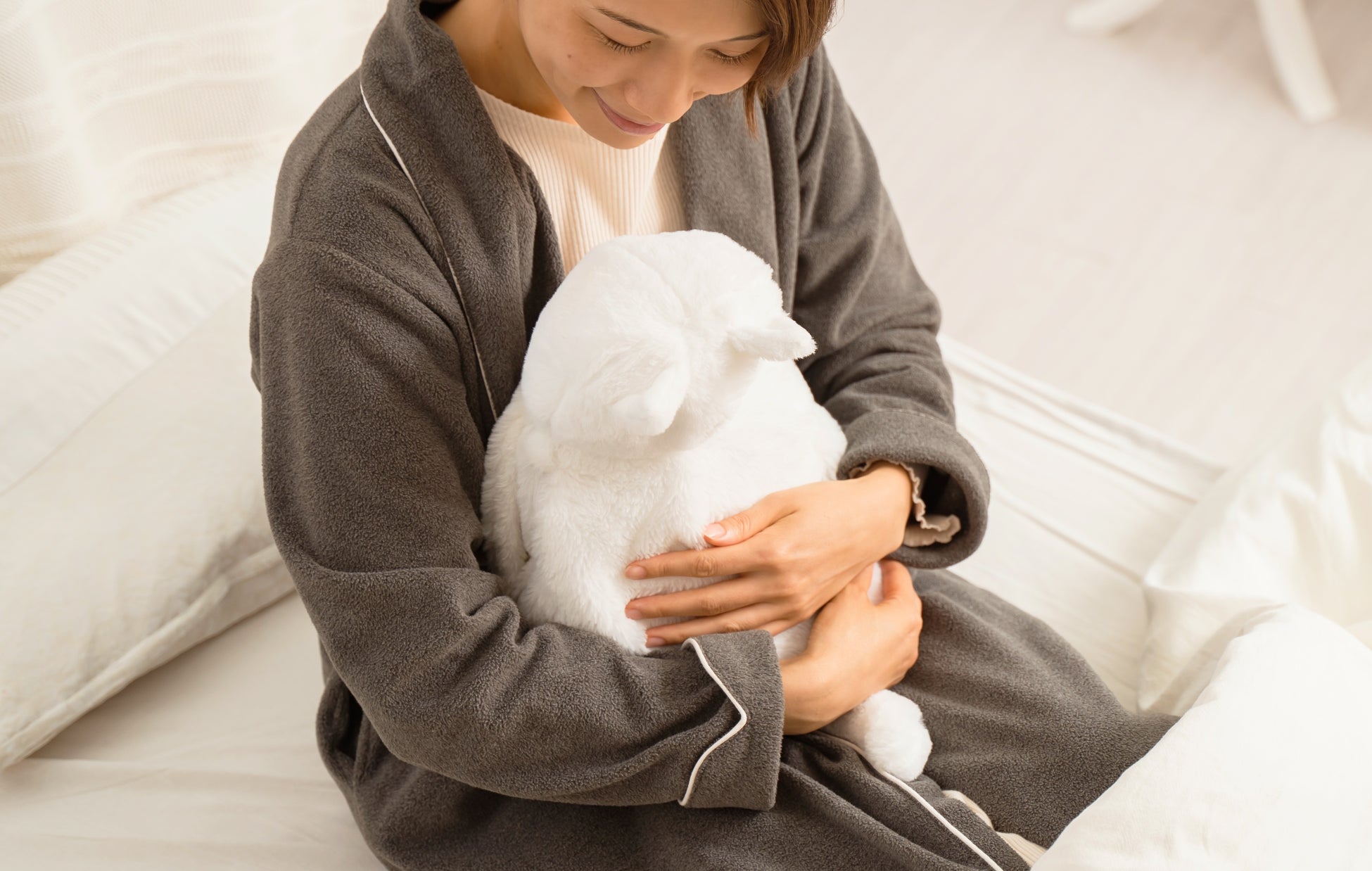 愛らしい猫型のフォルムと、とろふわな手触りを実現して昨年話題になった商品「蓄熱式 電気湯たんぽ にゃたんぽ」に2023年の新色グレーが加わり、mottole（モットル）より発売。のサブ画像4